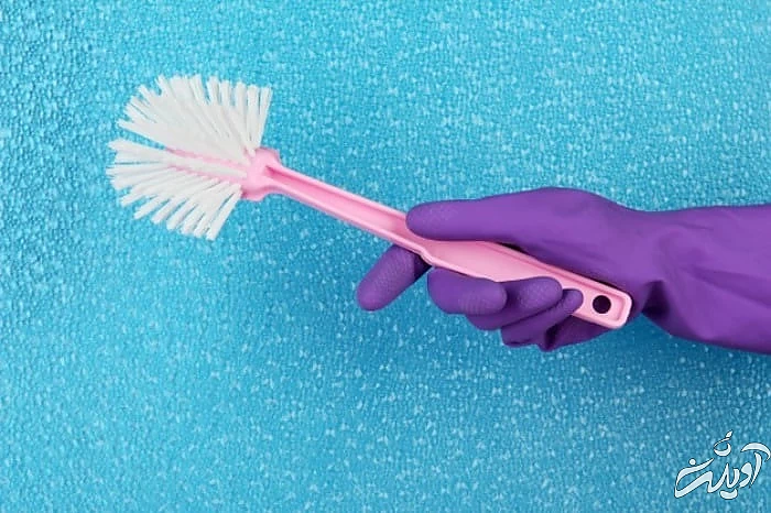 درو ریختن برس های کثیف برس دستشویی